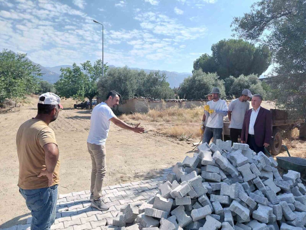 Buharkent’te bozulan sokaklarda kilit parke çalışması sürüyor 4 Buharkent’te bozulan sokaklarda kilit parke çalışması sürüyor