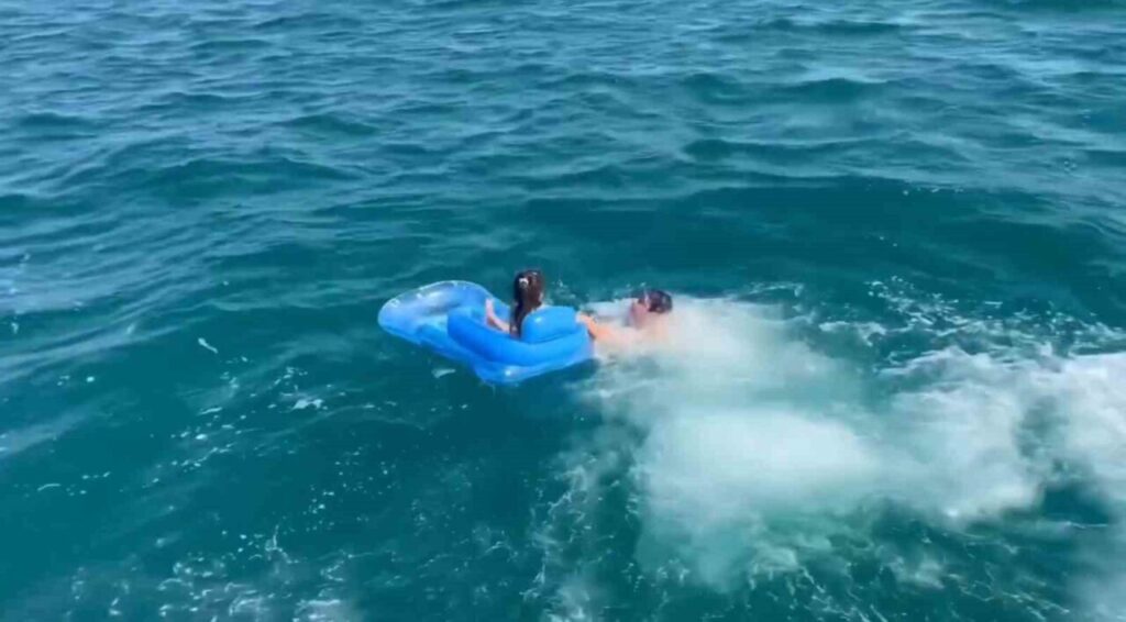 deniz yatagiyla aciga suruklenen cocugu sahil guvenlik kurtardi 0facf2e32492