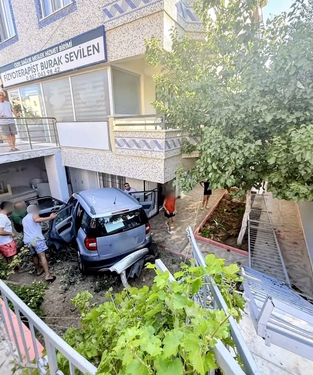 Didim’de araç evin bahçesine uçtu