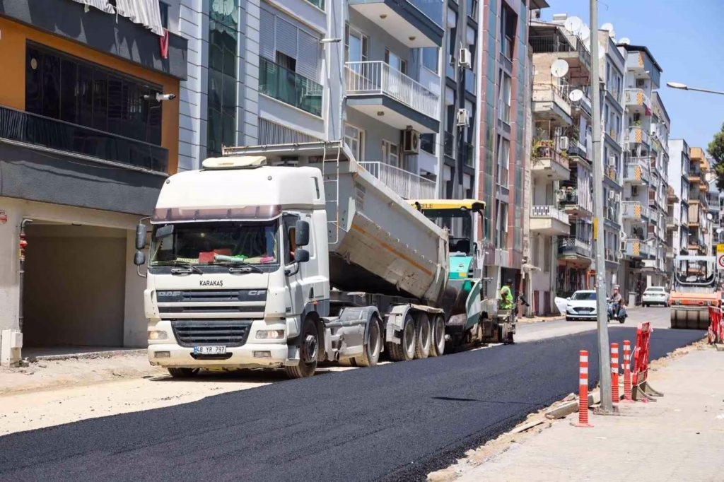 efeler belediyesinden albayrak caddesinde asfalt mesaisi 043364ce7ef3