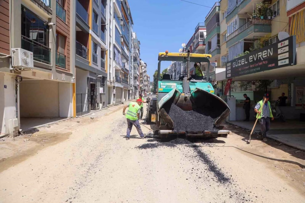 efeler belediyesinden albayrak caddesinde asfalt mesaisi d0e62ea82506