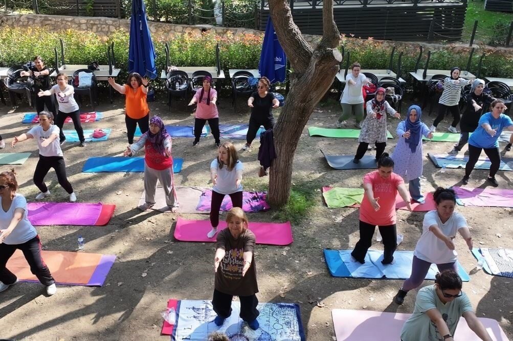 Efeler’de açık havada yoga zamanı 1 efelerde acik havada yoga zamani 02f9a024ad63