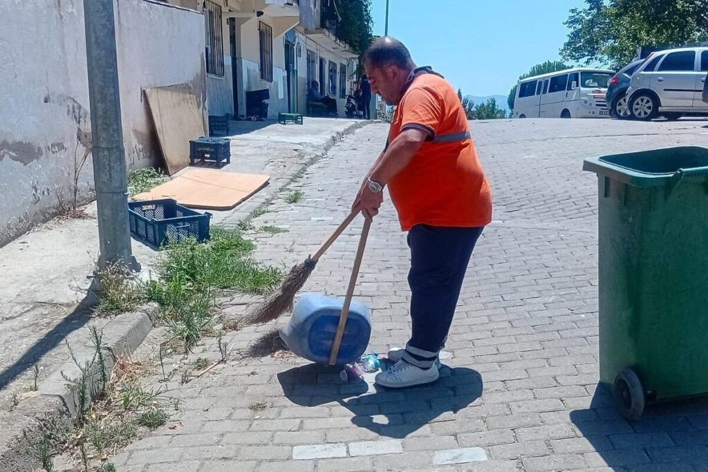 efelerde temizlik calismalari suruyor ab0128a4920d