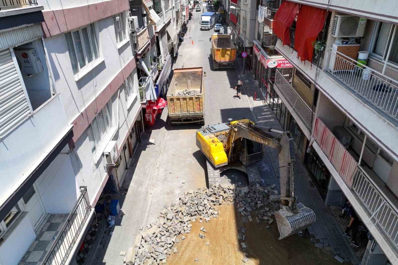 Efeler’de yol yenileme çalışmaları hız kesmiyor 8 Efeler’de yol yenileme çalışmaları hız kesmiyor