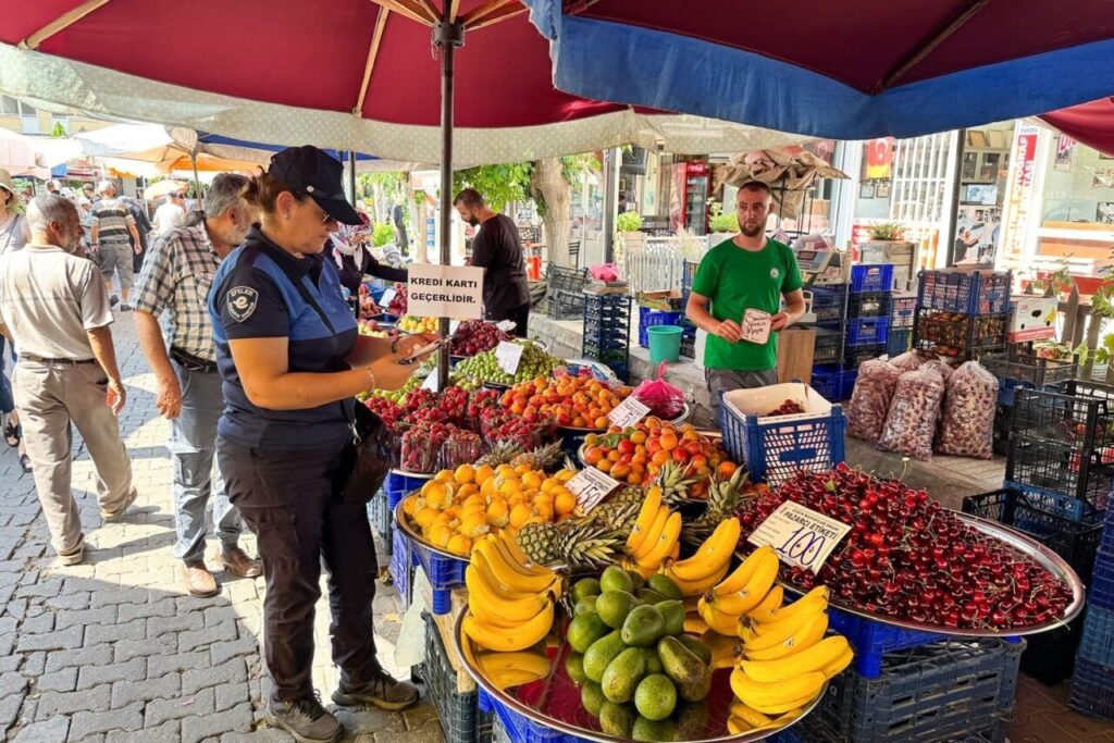 efelerdeki pazarlarda etiket ve fiyat denetimi yapildi 73b2629e69f3