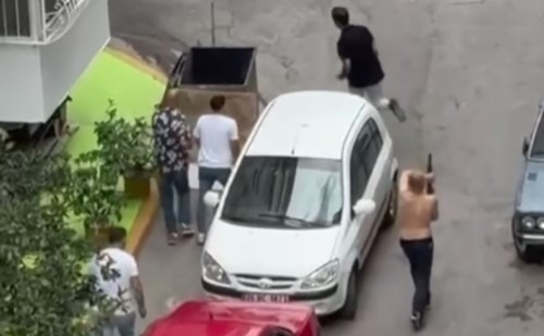 Sokak ortasında pompalı tüfekle terör estirdiler: Cep telefonu kamerası ile kaydedildi