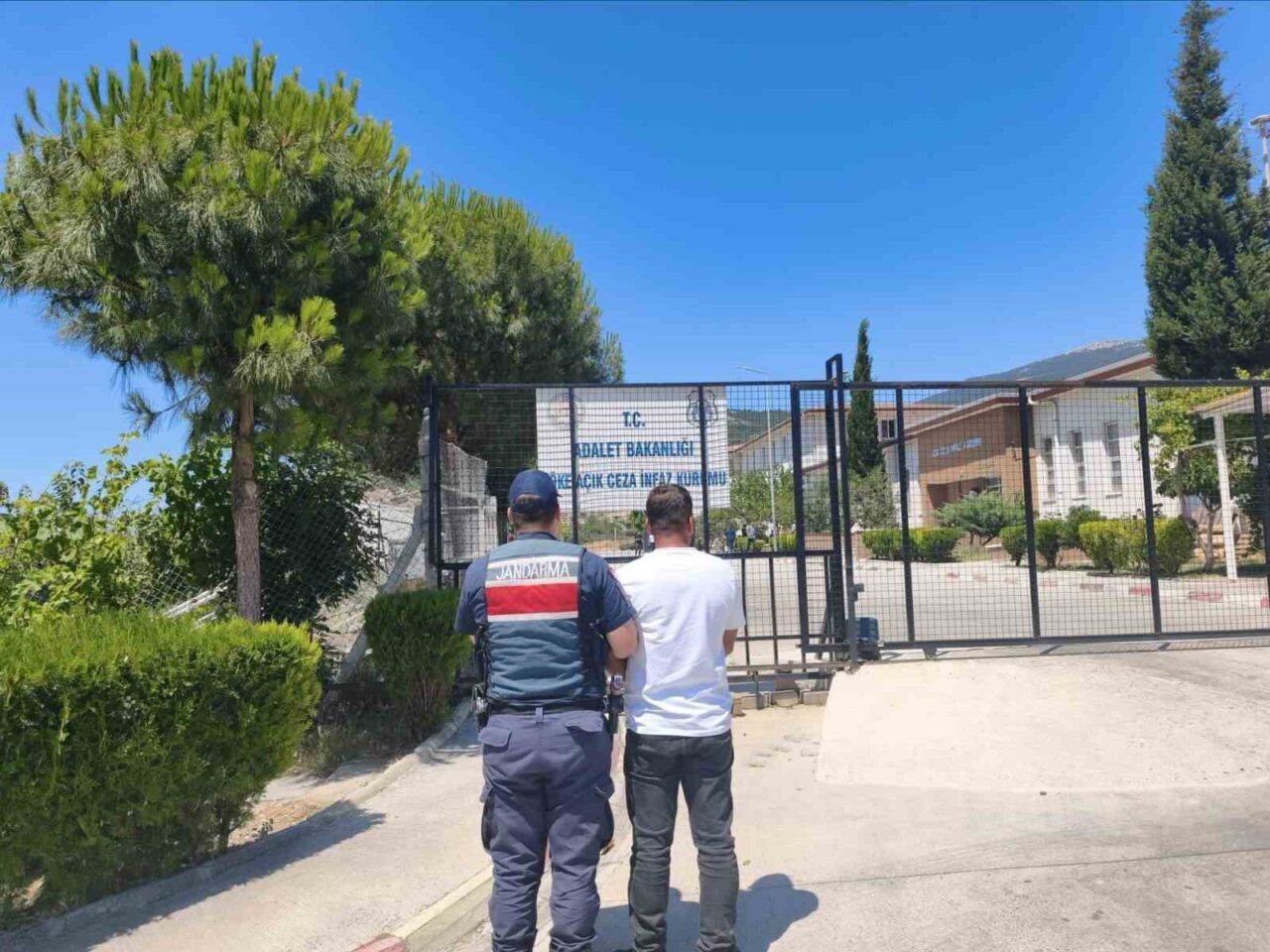 hirsizliktan 8 yil cezasi bulunan firari kusadasinda yakalandi b65a2db92f58