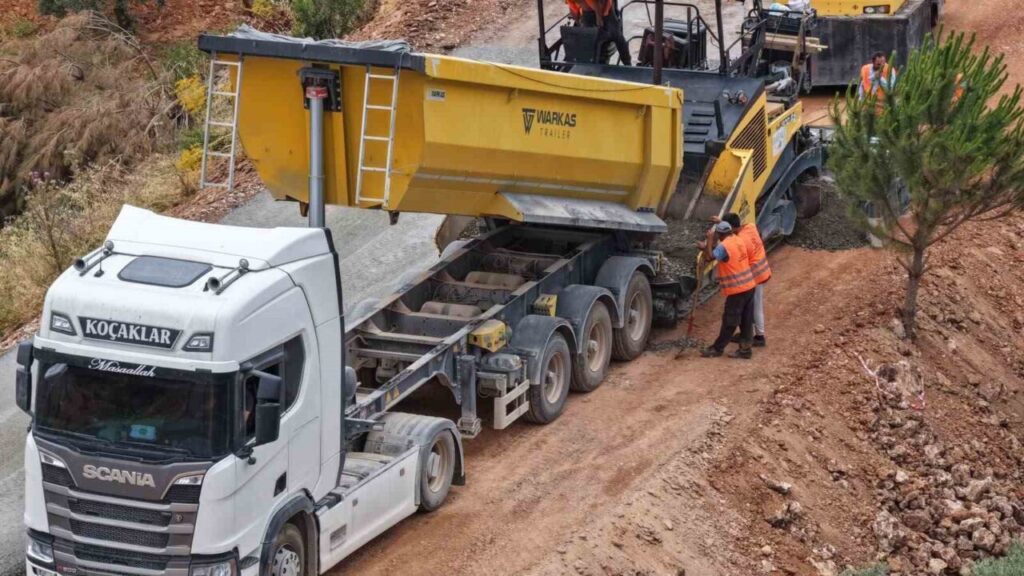 Karacasu’da 20 kilometrelik yolda sathi kaplama çalışmaları başladı 3 karacasuda 20 kilometrelik yolda sathi kaplama calismalari basladi 5fd721b96ae1