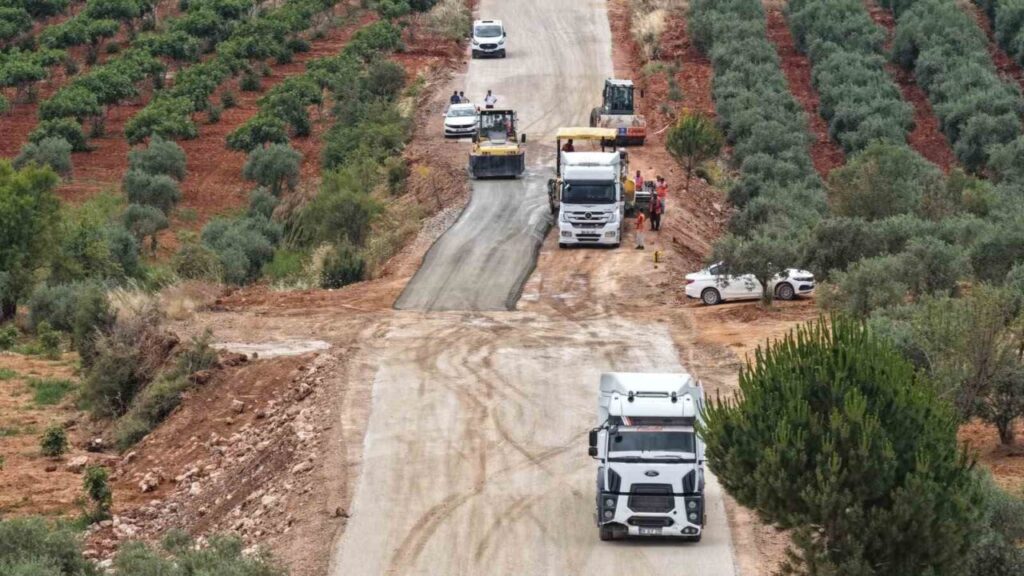 Karacasu’da 20 kilometrelik yolda sathi kaplama çalışmaları başladı 7 karacasuda 20 kilometrelik yolda sathi kaplama calismalari basladi 860f445fe51b