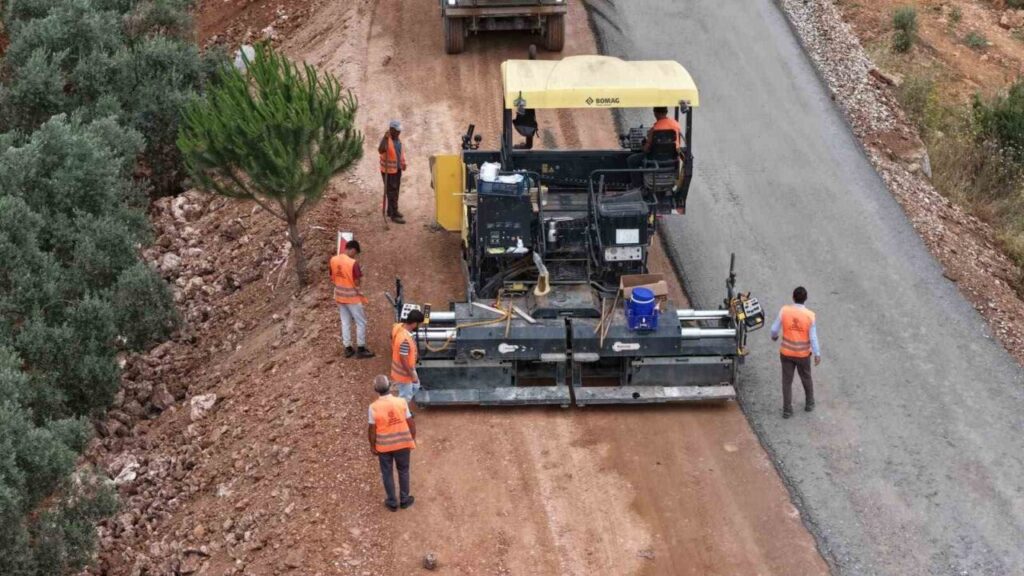 Karacasu’da 20 kilometrelik yolda sathi kaplama çalışmaları başladı 4 karacasuda 20 kilometrelik yolda sathi kaplama calismalari basladi ed79f8c45242
