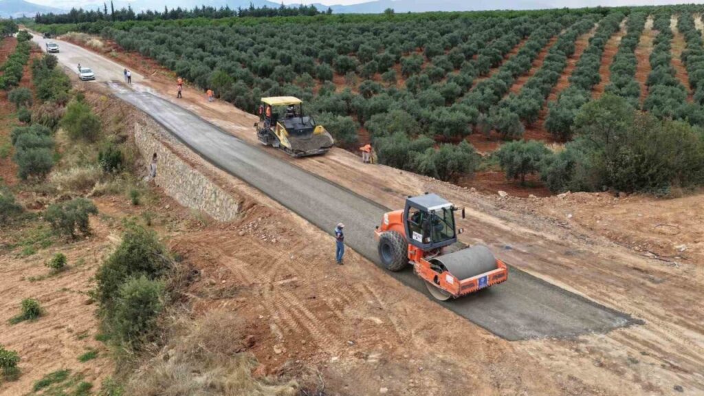 Karacasu’da 20 kilometrelik yolda sathi kaplama çalışmaları başladı 6 karacasuda 20 kilometrelik yolda sathi kaplama calismalari basladi efd8ef594e34