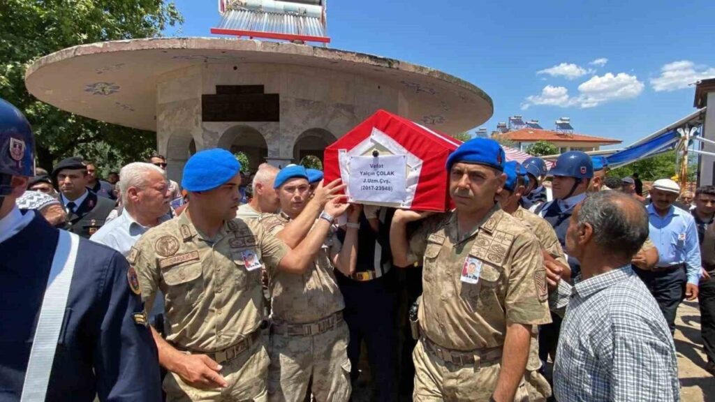 kazada hayatini kaybeden uzman cavus al bayrakli tabutla son yolculuguna ugurlandi b8c5eb0cc809