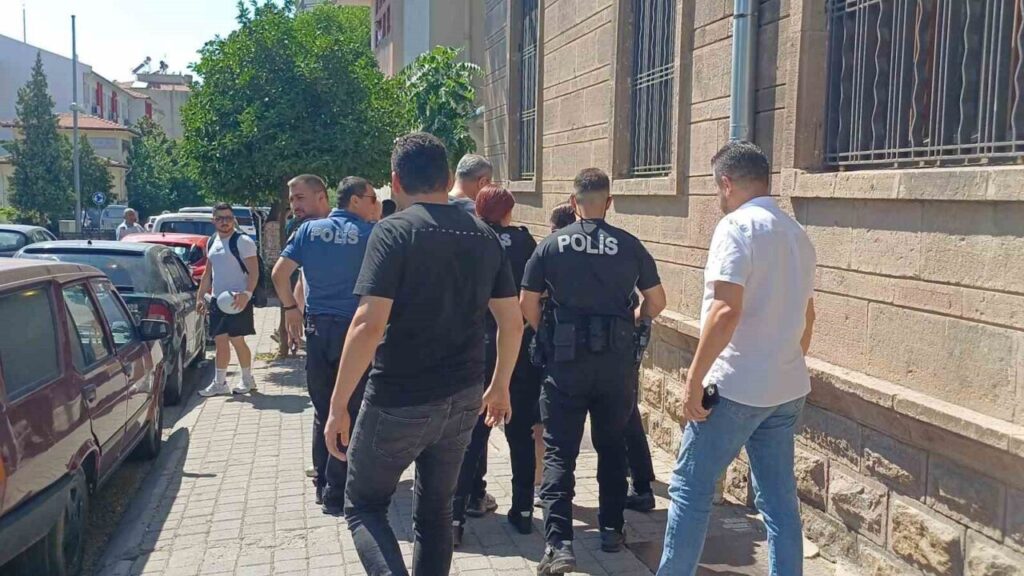 kimlik vermek istemeyen kadin polislere zor anlar yasatti 9acf7a090a75