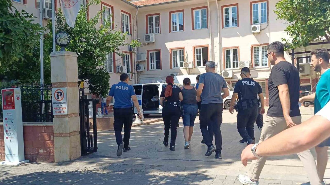 Kimlik vermek istemeyen kadın polislere zor anlar yaşattı 6 Kimlik vermek istemeyen kadın polislere zor anlar yaşattı