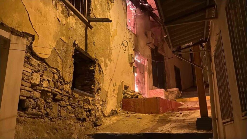 kusadasinda gece yarisi korkutan yangin yanlis parklar itfaiyeyi geciktirdi 39645d981afd