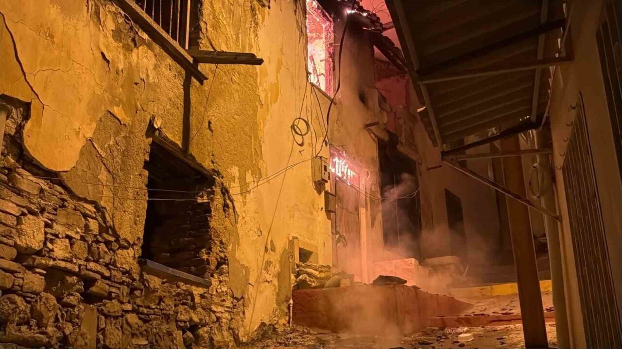 kusadasinda gece yarisi korkutan yangin yanlis parklar itfaiyeyi geciktirdi ca8c73ae2a65