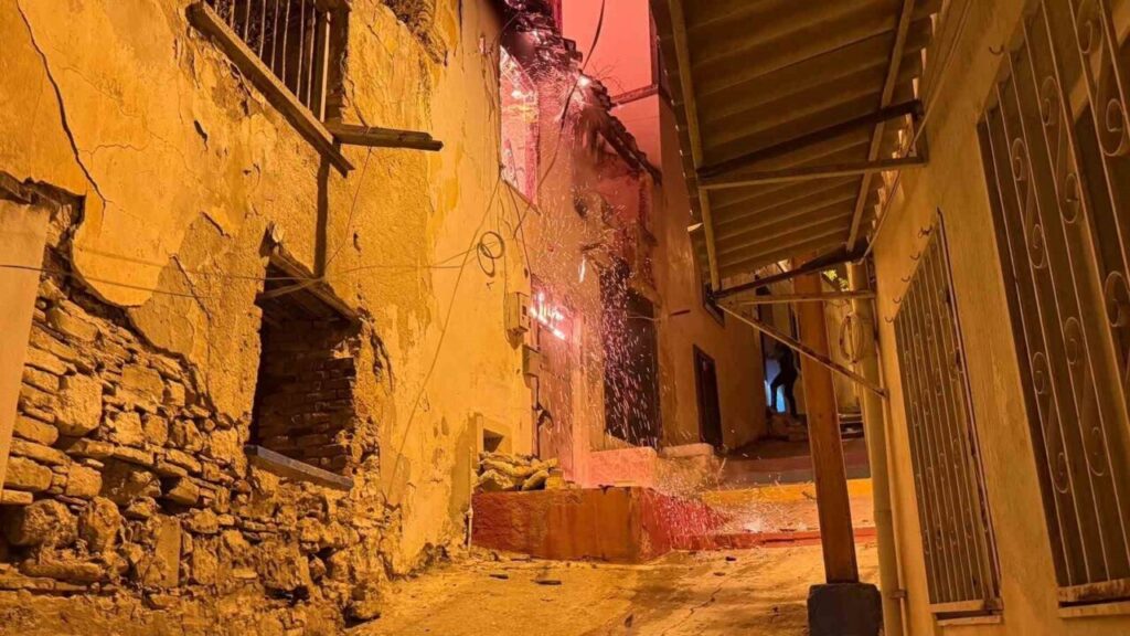kusadasinda gece yarisi korkutan yangin yanlis parklar itfaiyeyi geciktirdi e90c251b1345