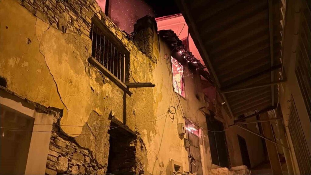 kusadasinda gece yarisi korkutan yangin yanlis parklar itfaiyeyi geciktirdi ed3bdd83aec6