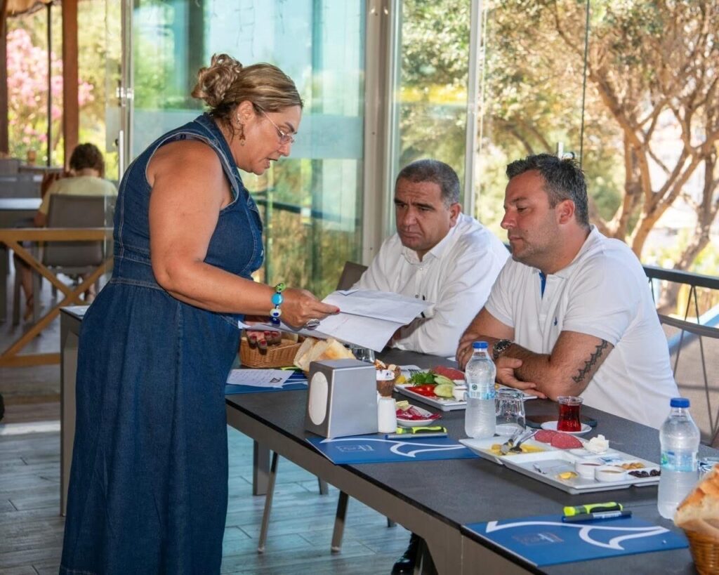kusadasinda mahallelerin ihtiyaclari masaya yatirildi a3a7b26256d9