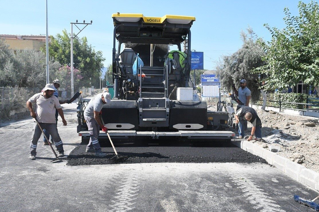 Kuşadası’nda sıcak asfalt çalışmasında sona gelindi 1 kusadasinda sicak asfalt calismasinda sona gelindi 8c737be501d8
