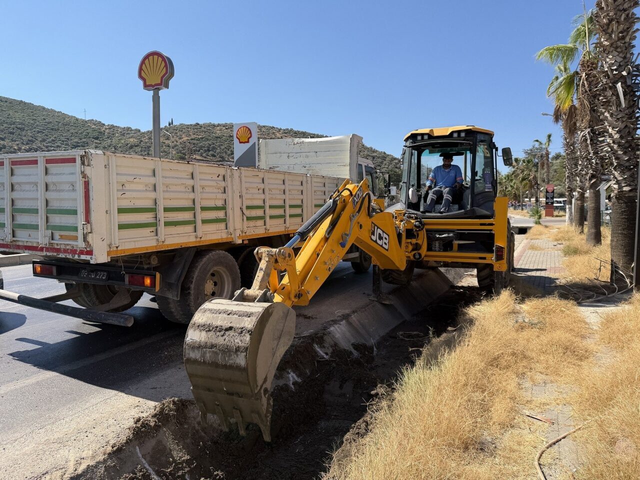 Kuşadası’nda su kanallarının bakım ve temizlik çalışması devam ediyor
