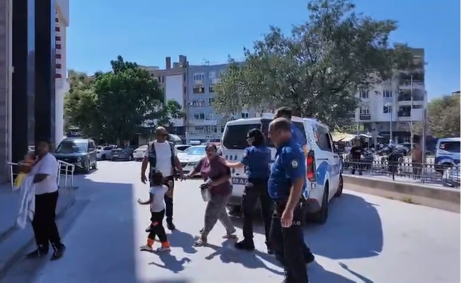 Kuşadası’nda zabıta memurunu darbeden 2 kadın dilenci tutuklandı 3 Kuşadası’nda zabıta memurunu darbeden 2 kadın dilenci tutuklandı
