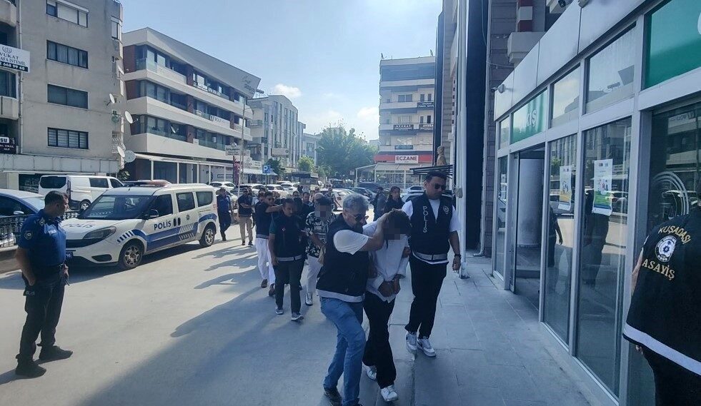 kusadasindaki cinayetin suphelileri adliyeye sevk edildi de35cf25a435
