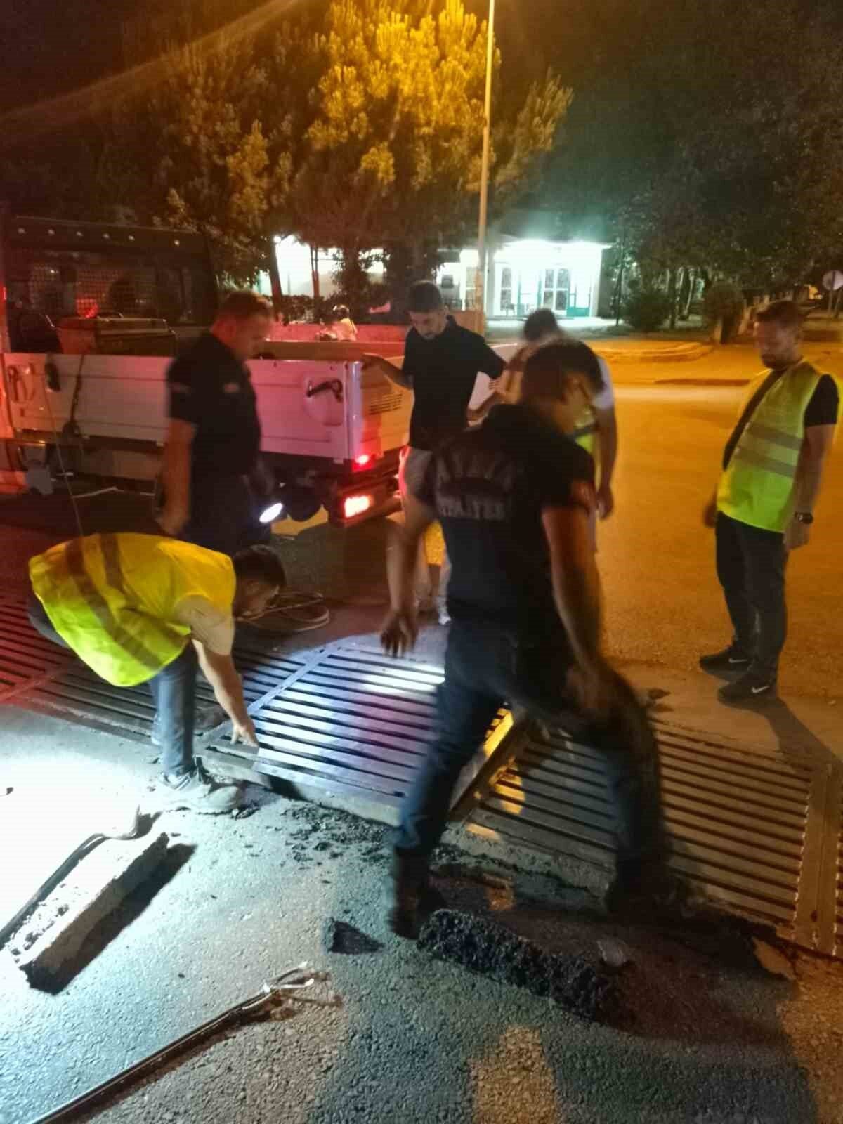 Mazgalda 3 gün mahsur kalan kedi, 2 saatlik çalışmayla kurtarıldı