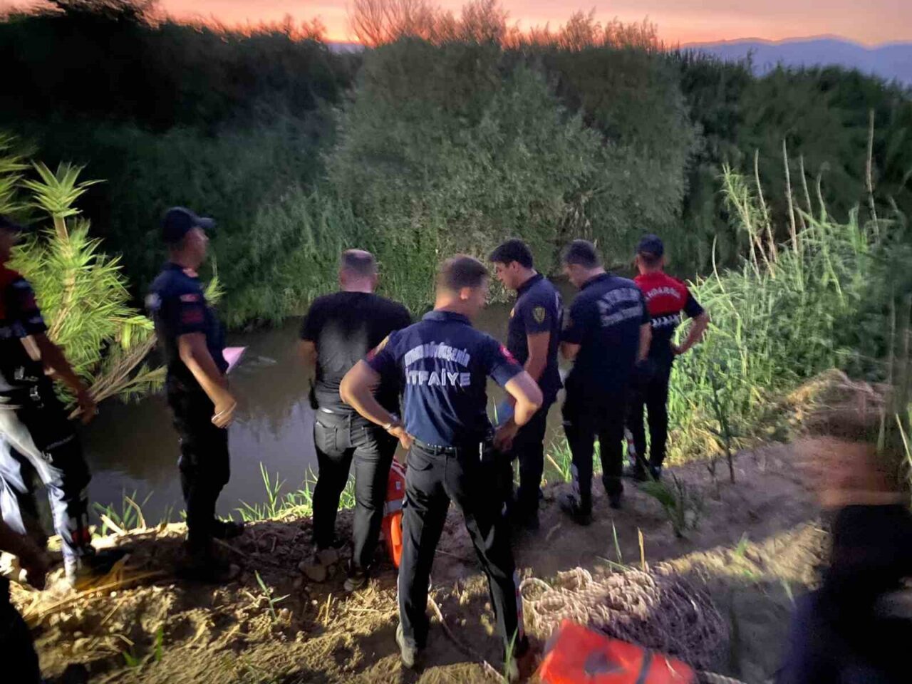 Menderes Nehri’ne atlayan şahıs kurtarıldı 2 Menderes Nehri’ne atlayan şahıs kurtarıldı