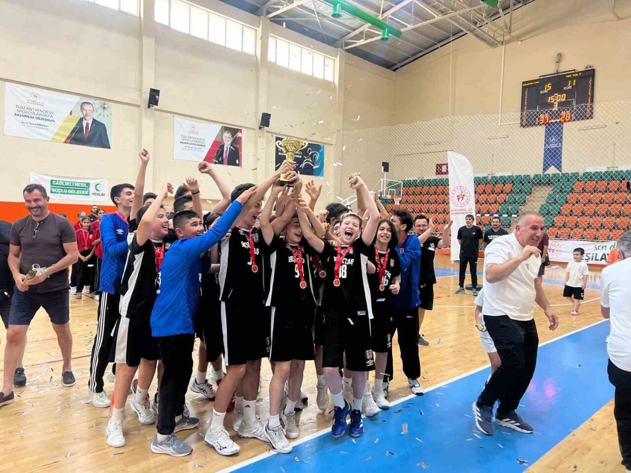 Minikler Hentbol Türkiye Şampiyonası Kuşadası’nda tamamlandı 11 Minikler Hentbol Türkiye Şampiyonası Kuşadası’nda tamamlandı