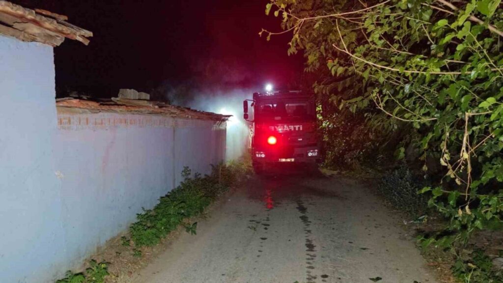 Odunlukta çıkan yangın eve sıçradı 2 odunlukta cikan yangin eve sicradi 0cef54a74358