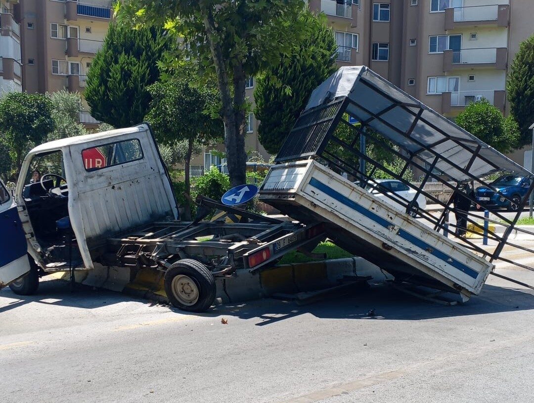 Otomobille çarpışan kamyonet refüje çıktı: 1 yaralı