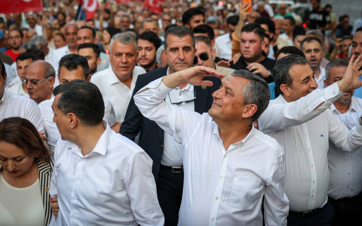 Özgür Özel’in yeni partisine 84 vekil katılacak: Aydın 4’te 3 yaptı