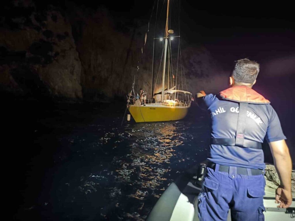 Aydın açıklarında korku dolu anlar: Teknede sürüklendiler 2 suruklenen teknedeki 2 kisi kurtarildi 921062a59a7d