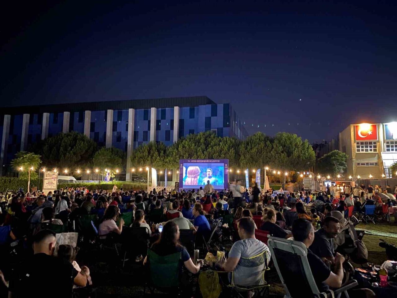 Tekstil Park ve Mimar Sinan Park’ta açık hava sineması keyfi 16 Tekstil Park ve Mimar Sinan Park’ta açık hava sineması keyfi