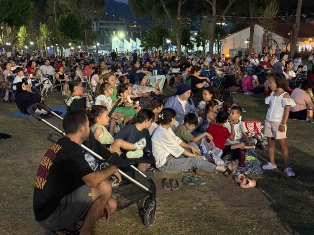 tekstil park ve mimar sinan parkta acik hava sinemasi keyfi 9f0fb6bdb106
