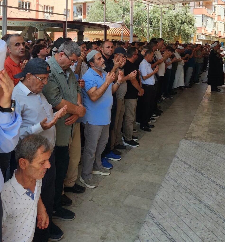 Efeler'deki kazanın ateşi Nazilli'ye düştü: Dualarla uğurlandı 5 trafik kazasinda hayatini kaybeden acar dualarla topraga verildi 14f8ec34183a