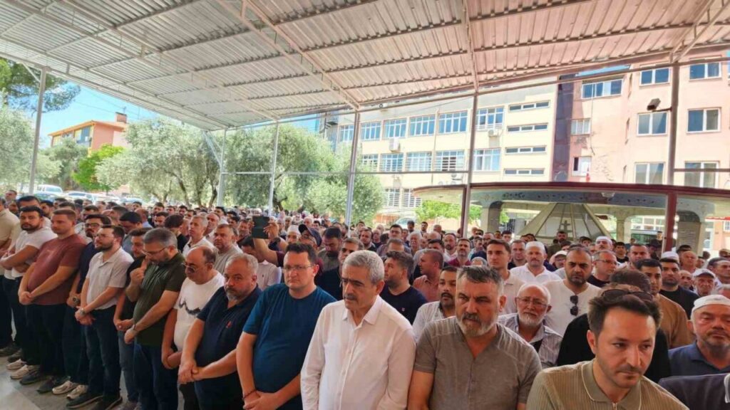 Efeler'deki kazanın ateşi Nazilli'ye düştü: Dualarla uğurlandı 3 trafik kazasinda hayatini kaybeden acar dualarla topraga verildi 6f5b66abf939