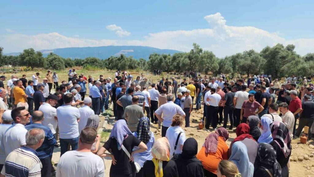 Efeler'deki kazanın ateşi Nazilli'ye düştü: Dualarla uğurlandı 2 trafik kazasinda hayatini kaybeden acar dualarla topraga verildi e82dbec4054e