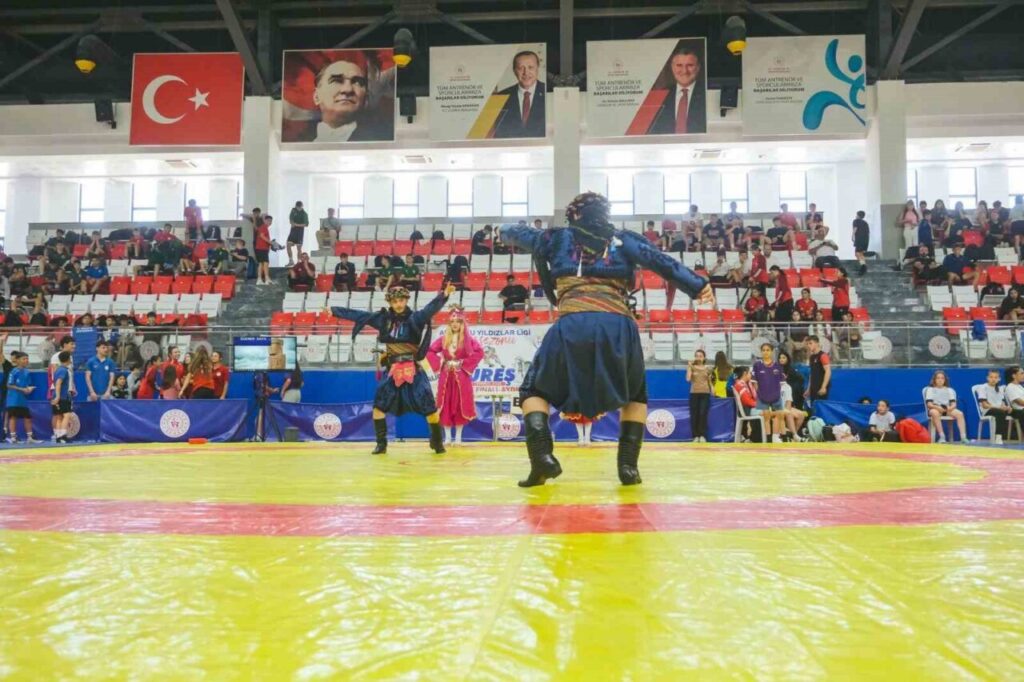 turkiyenin genc gurescileri aydinda mindere cikti 5cd7e8a22404