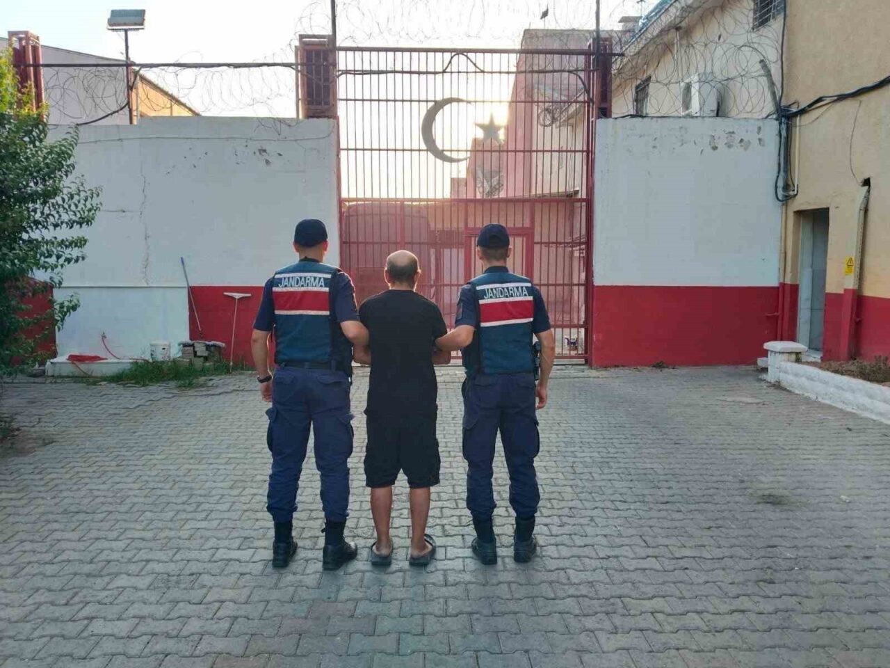 uyusturucu sucundan aranan sahislar kusadasi ve germencikte yakalandi 62ebf10f9546