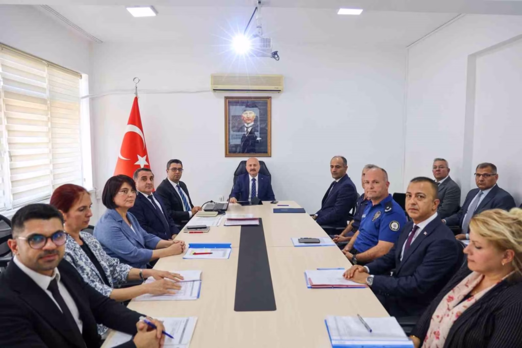 vali varol yenipazarda kurumlari ziyaret edip vatandaslarla bulustu 2eafaed44a09