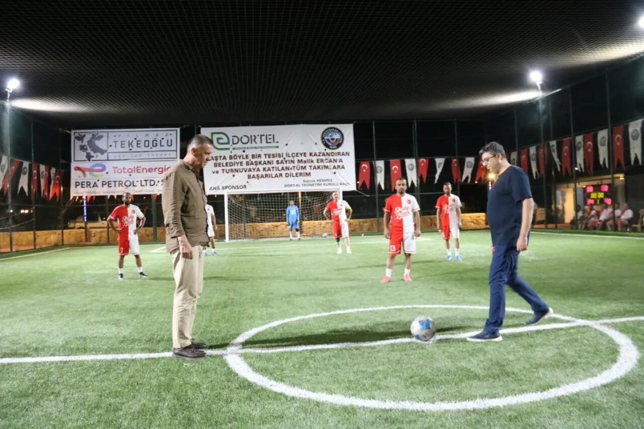 Yenipazar’da Mahmut Öz Halı Saha Turnuvası başladı 2 Yenipazar’da Mahmut Öz Halı Saha Turnuvası başladı