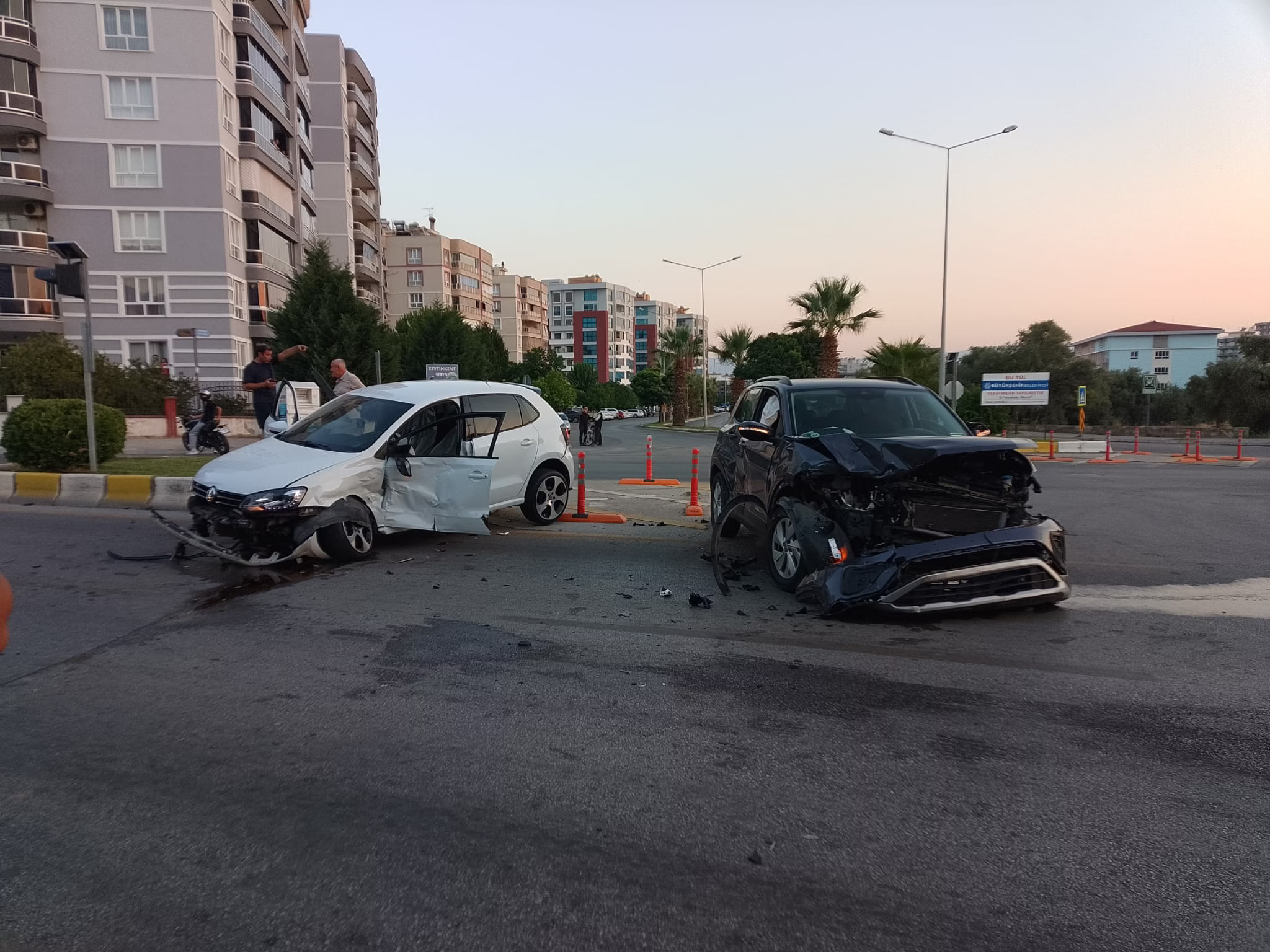 Efelerkent önünde iki otomobil birbirine girdi!