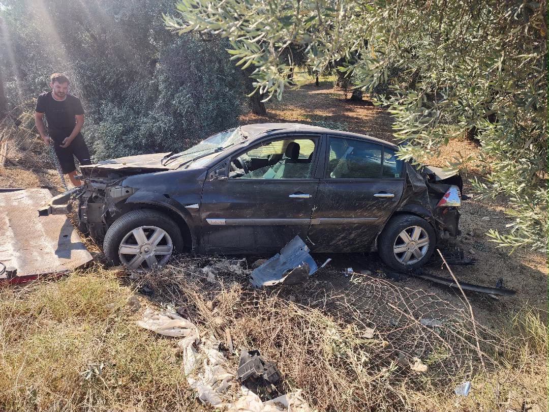 İncirliova’da otomobil elektrik direğine çarpıp bahçeye uçtu