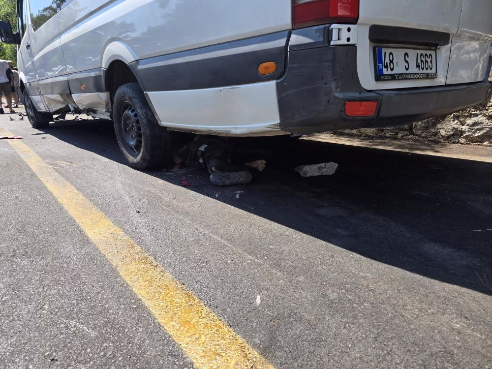 Feci kazada 1 ölü 1 ağır yaralı 2 Feci kazada 1 ölü 1 ağır yaralı