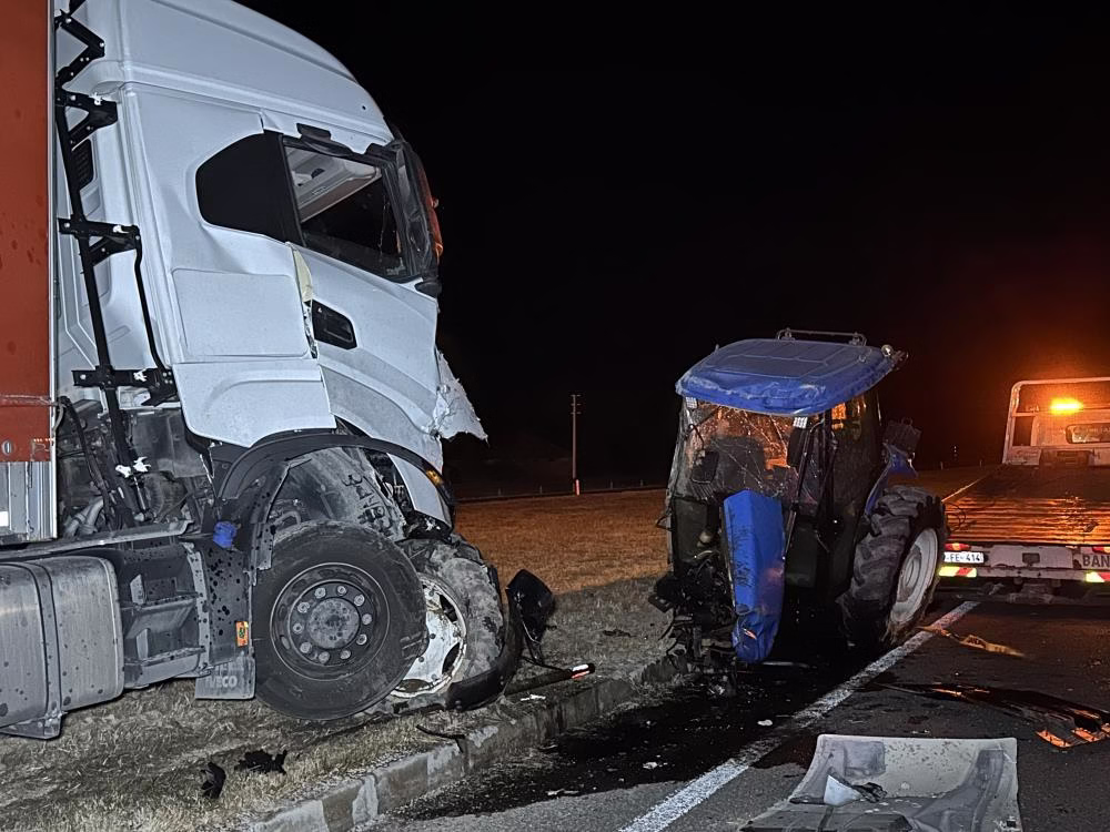 Tır ile çarpışan traktör bölündü: 1 ölü 1 yaralı