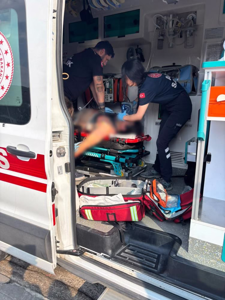 Önce servis aracına ardından tıra çarptı!