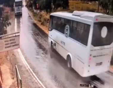 Yağış kaza getirdi: 8 yaralı! O anlar kamerada