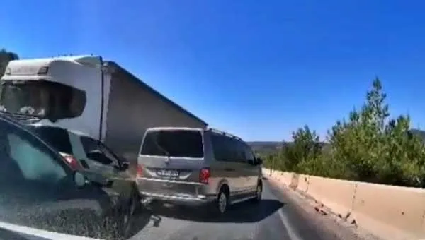 5 araçlı kaza kamerada! 6 5 araçlı kaza kamerada!